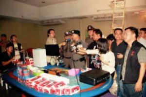 A raid on an illegal gambling den in Chatuchak district in which 65 gamblers were apprehended