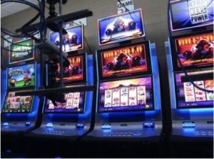 The first slots machines played through the internet in the world