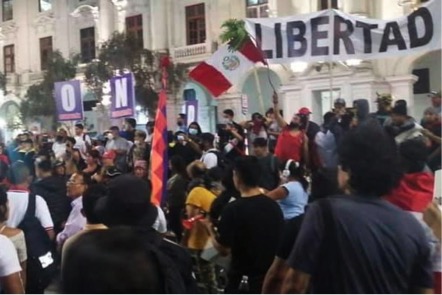 Casinos y comerciantes de PerÃº marcharon en contra de la cuarentena