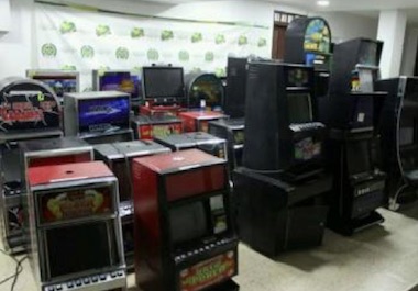 Coljuegos Capturan a 5 personas y retiran 56 slots ilegales