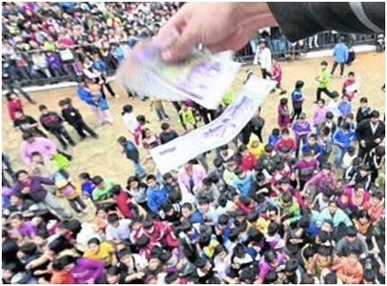 En iglesia en Paraguay llovieron billetes