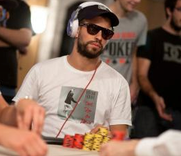 Gerard pique se divertia jugando al poker