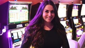Los(as) anfitriones(as) del Casino no trabajan 24 Horas