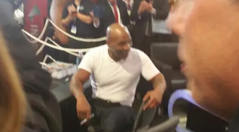 MIKE TYSON GOLPEÃ“ DURO EN GLOBAL GAMING EXPO LAS VEGAS