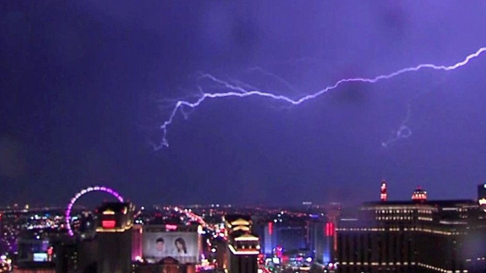 Las Vegas continua bajo inundaciones en varios sectores.