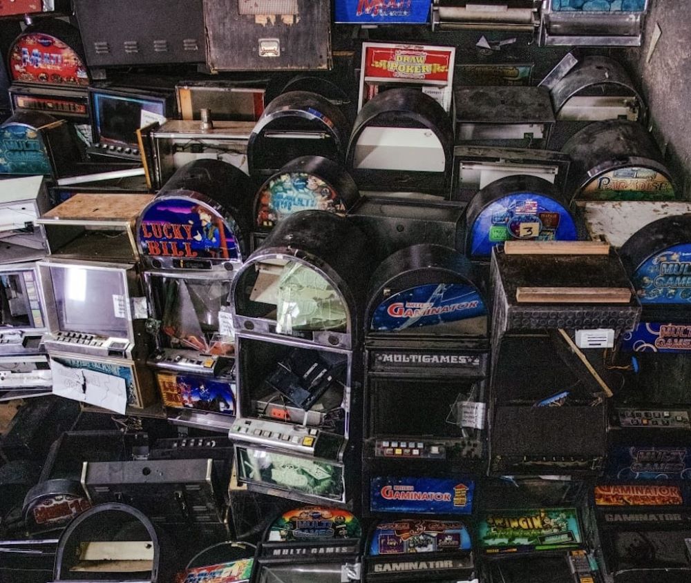 Coljuegos destruyó más de 400 máquinas y equipos ilegales en Itaguí, Antioquia.