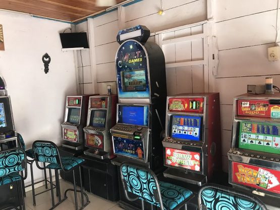 Coljuegos, busca eliminar el uso de máquinas tragamonedas no autorizadas en tiendas de barrio, da dos años para hacerlo. 