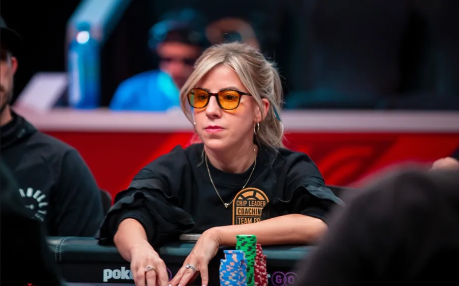 QUEDAN 59 JUGADORES EN EL EVENTO PRINCIPAL DE LAS WSOP, INCLUIDOS KRISTEN FOXEN Y BRIAN RAST.