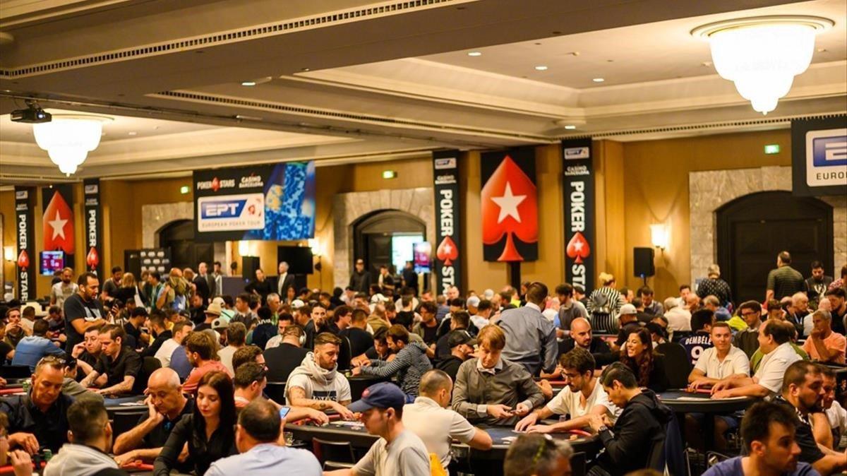 7,398 entries, setting a record for the largest live tournament ever put on.