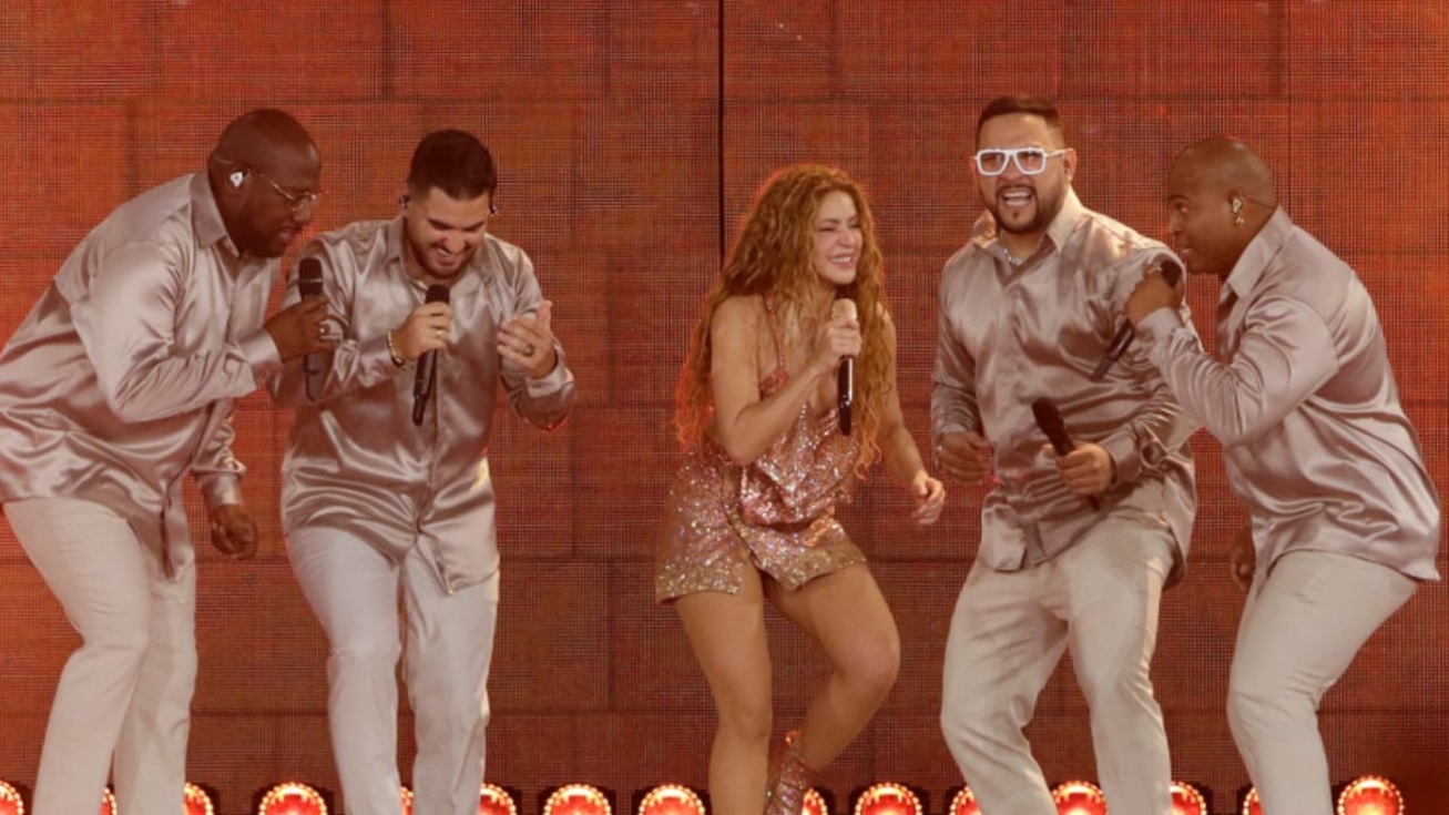 ¡Shakira hizo temblar a Cali! La hija de Colombia volvió tras 19 años y bailó salsa con el Grupo Niche