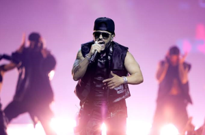 Yandel estrena dos temas y sorprende en los Premios Juventud
